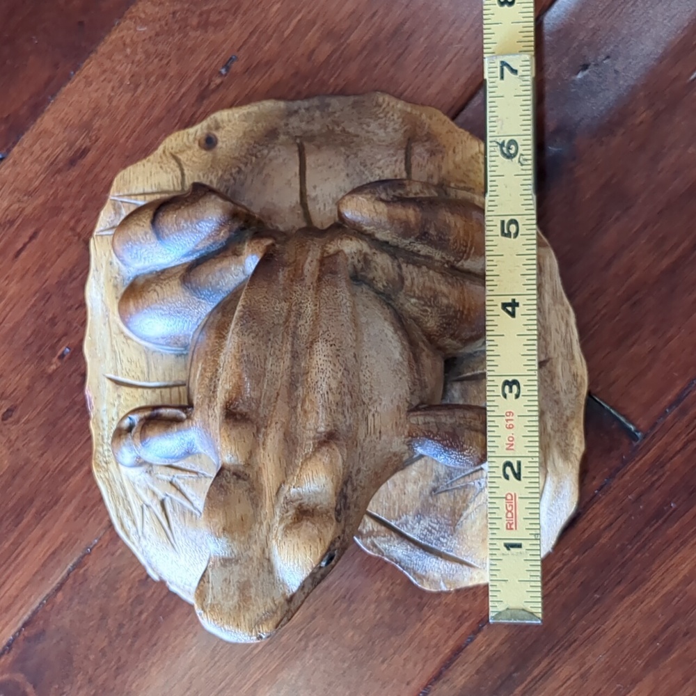 Hand Carved solid wood frog on a lily pad - Picture 9 of 10